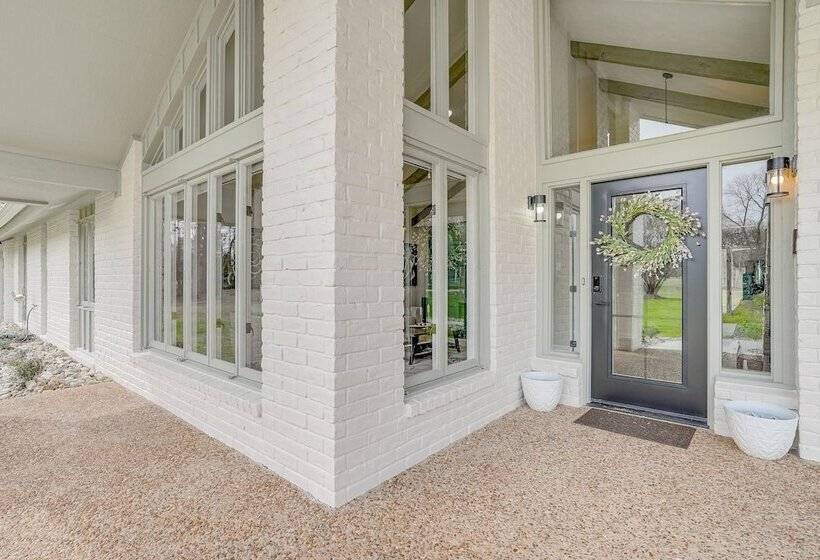 Peaceful Longview Home W/ Pond, 6 Mi To Downtown!