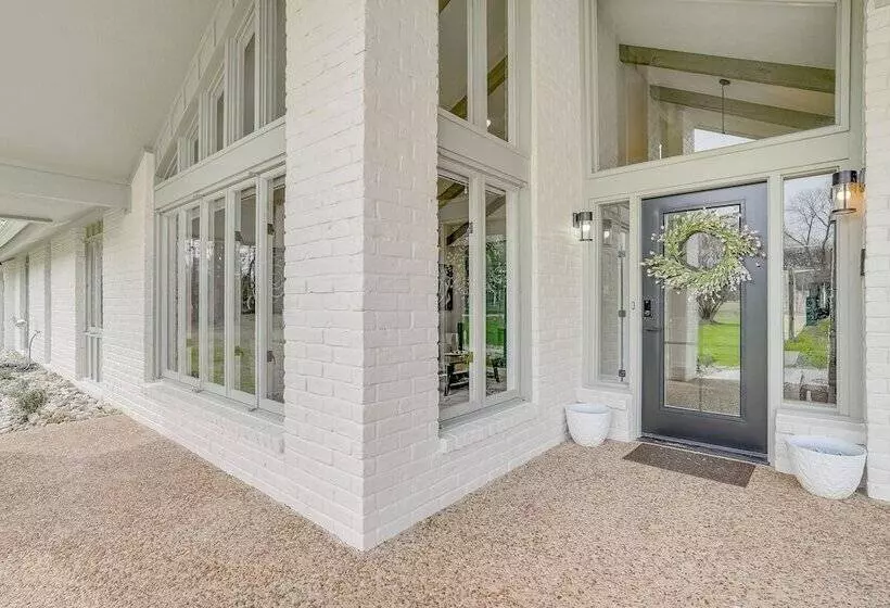 Peaceful Longview Home W/ Pond, 6 Mi To Downtown!