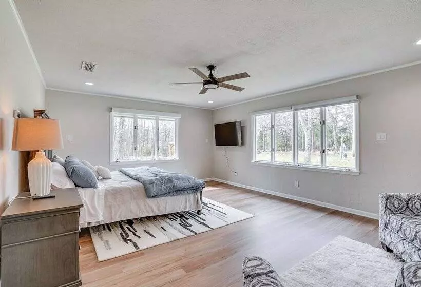 Peaceful Longview Home W/ Pond, 6 Mi To Downtown!