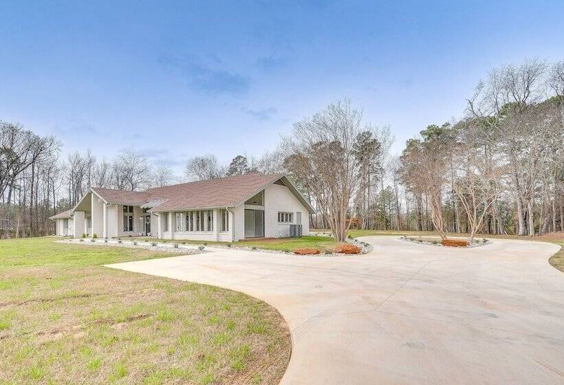 Peaceful Longview Home W/ Pond, 6 Mi To Downtown!