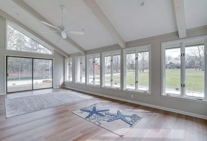 Peaceful Longview Home W/ Pond, 6 Mi To Downtown!