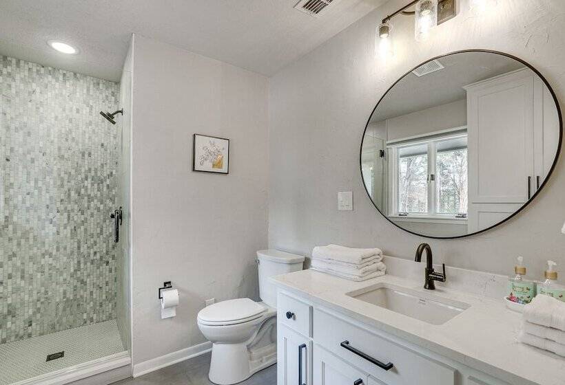 Peaceful Longview Home W/ Pond, 6 Mi To Downtown!