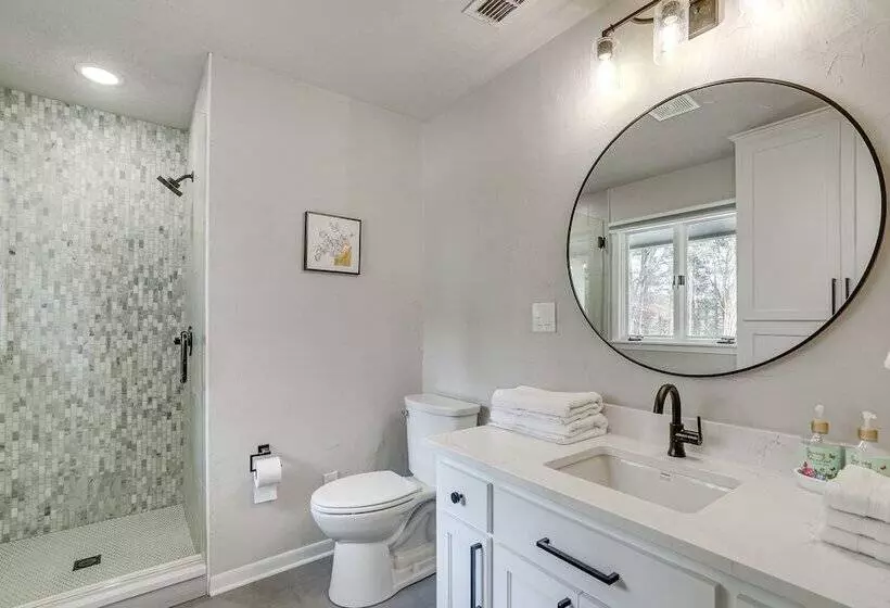 Peaceful Longview Home W/ Pond, 6 Mi To Downtown!