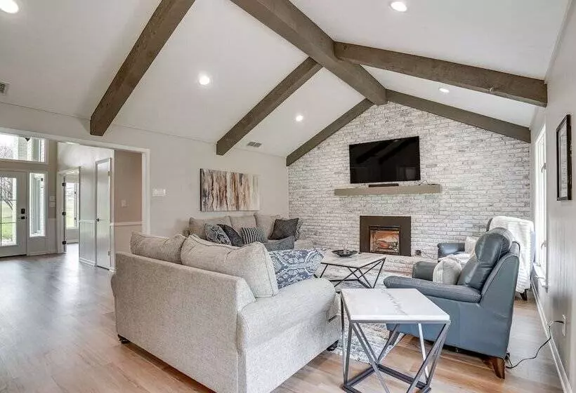 Peaceful Longview Home W/ Pond, 6 Mi To Downtown!