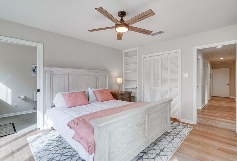 Peaceful Longview Home W/ Pond, 6 Mi To Downtown!