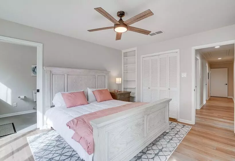 Peaceful Longview Home W/ Pond, 6 Mi To Downtown!