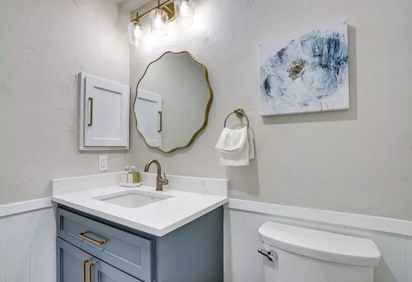 Peaceful Longview Home W/ Pond, 6 Mi To Downtown!