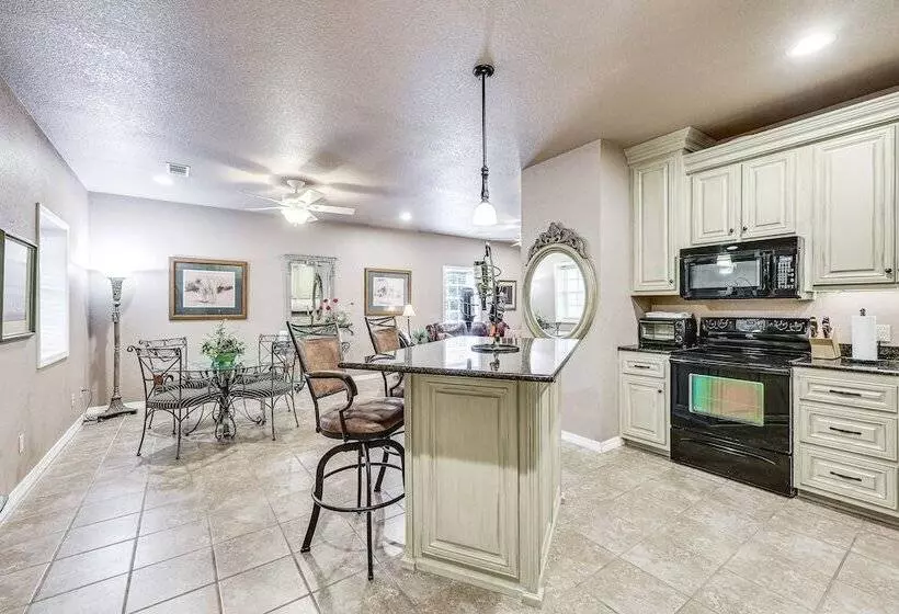 Pet Friendly Dover Cottage W/ Deck + Mtn Views!