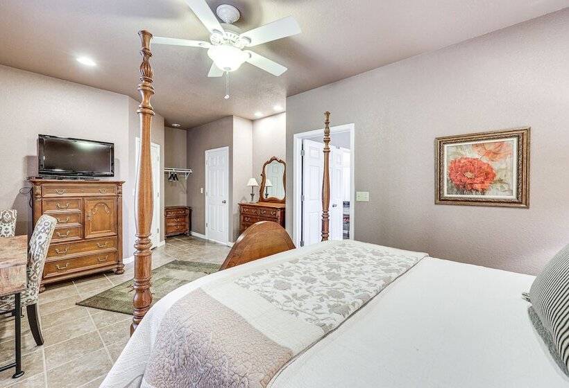 Pet Friendly Dover Cottage W/ Deck + Mtn Views!