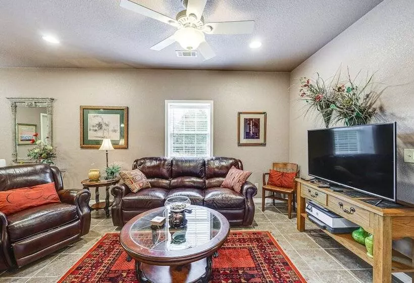 Pet Friendly Dover Cottage W/ Deck + Mtn Views!