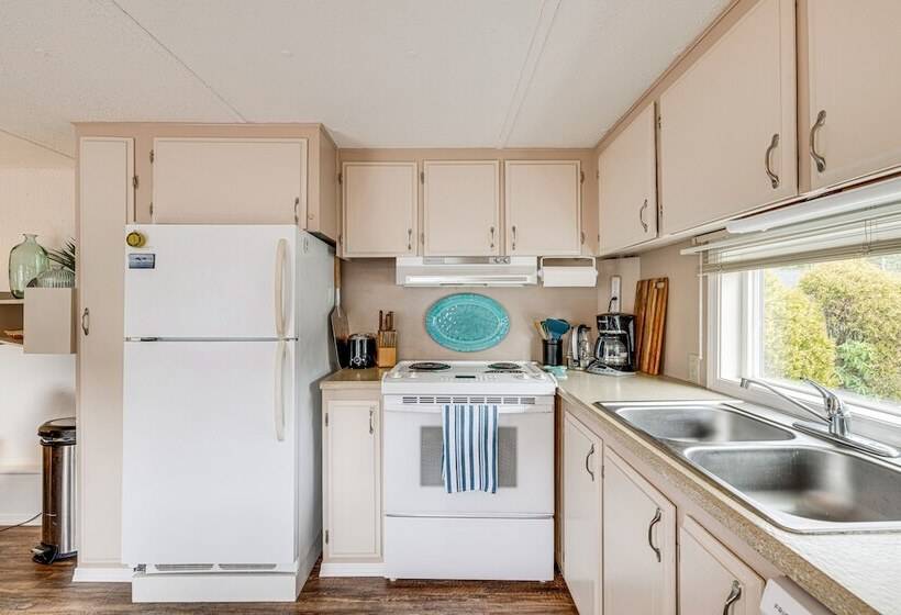 Rockaway Beach Home, Walk To Ocean, Pet Friendly!