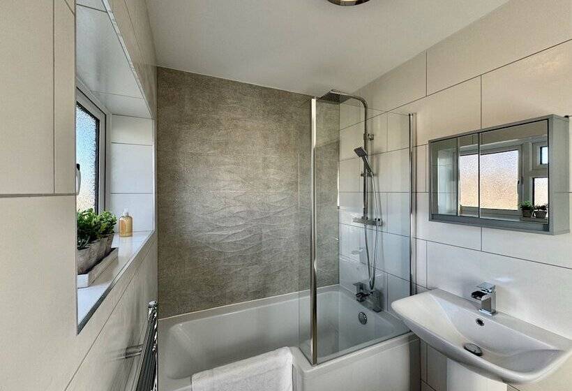 Sandringham House Serene Escape Cottage