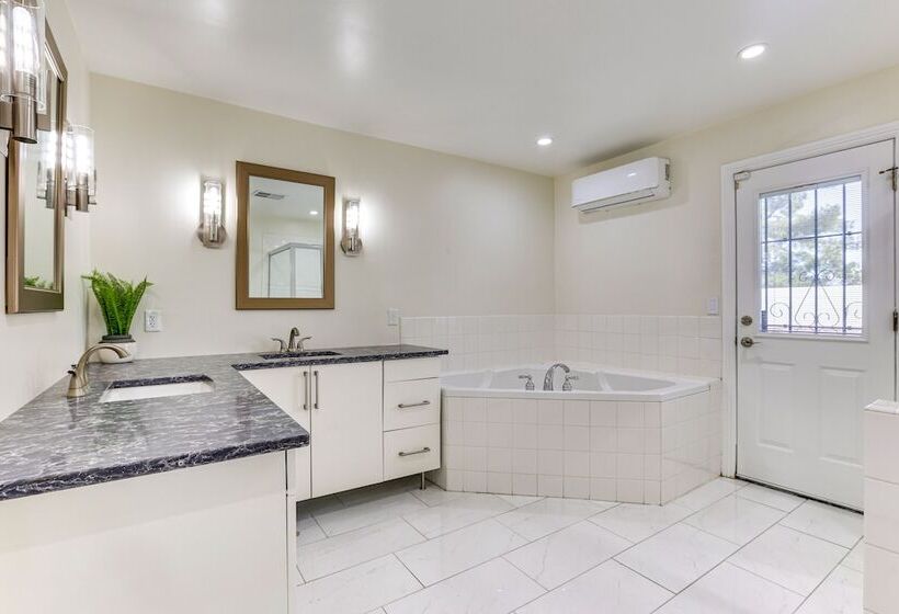 Sleek Phoenix Paradise W/ Outdoor Pool + Fire Pit!