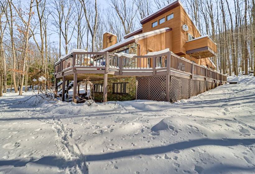 Spacious Hazleton Home Walk To Lake Susquehanna!