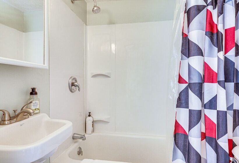 Spacious Lincoln Home W/ Yard < 1 Mi To Downtown!