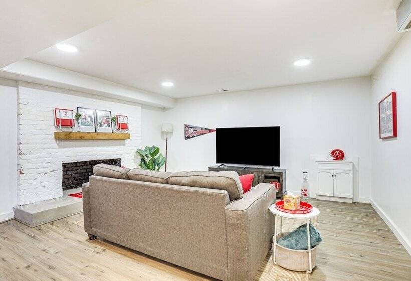 Spacious Lincoln Home W/ Yard < 1 Mi To Downtown!