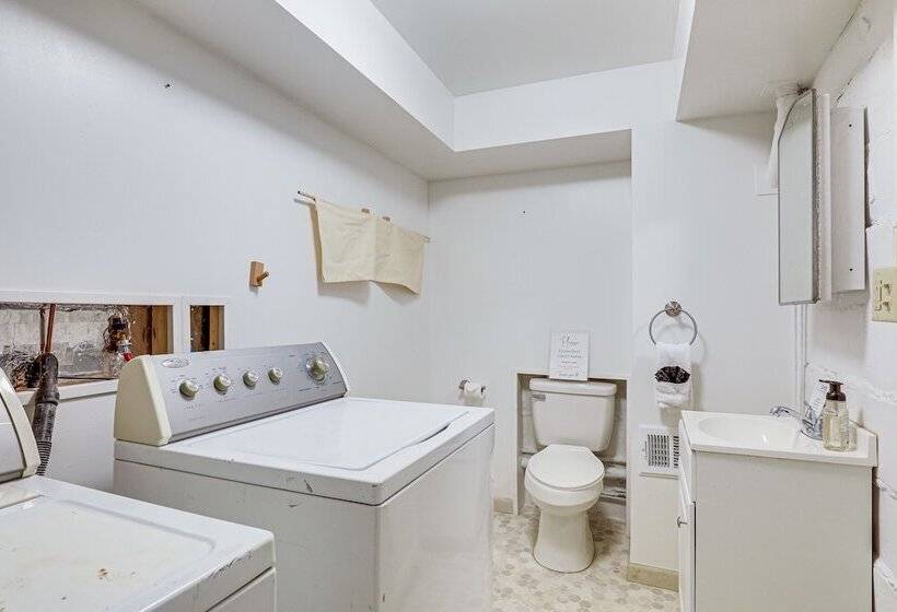 Spacious Lincoln Home W/ Yard < 1 Mi To Downtown!