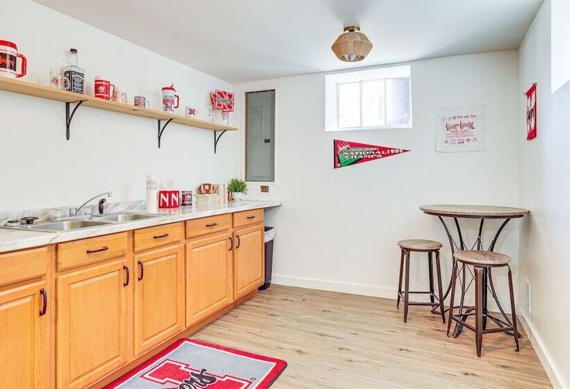 Spacious Lincoln Home W/ Yard < 1 Mi To Downtown!