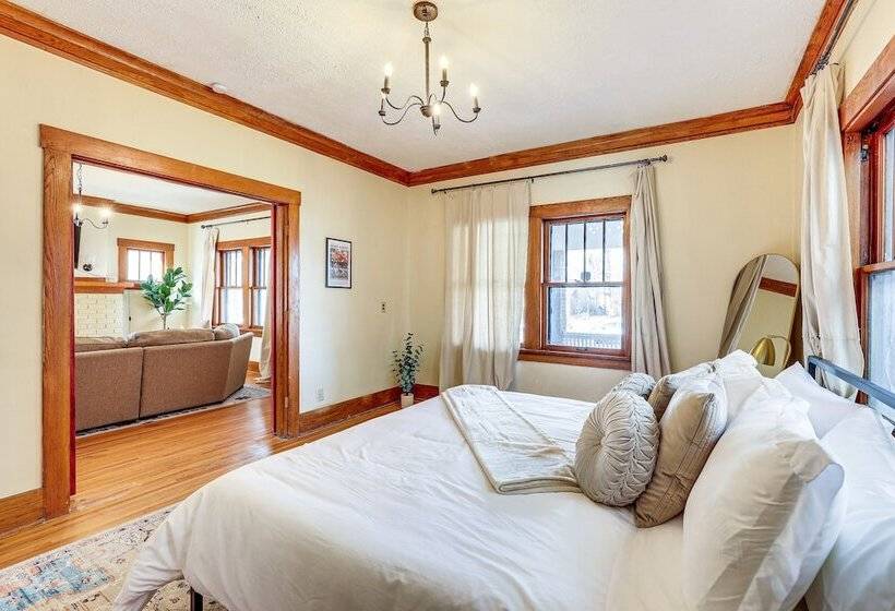 Spacious Lincoln Home W/ Yard < 1 Mi To Downtown!