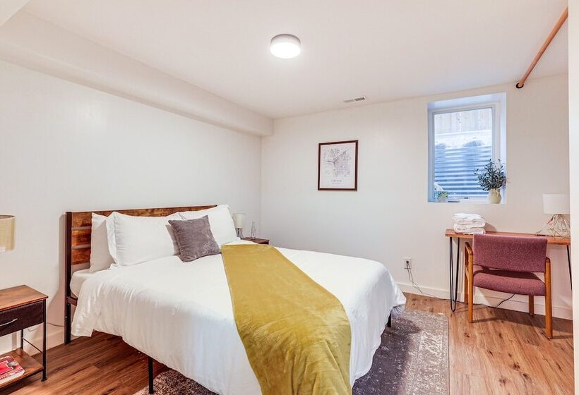 Spacious Lincoln Home W/ Yard < 1 Mi To Downtown!