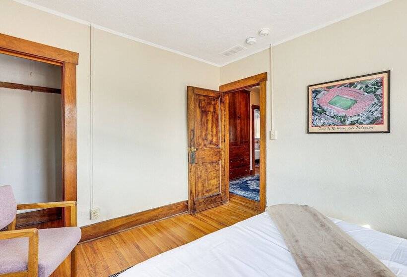 Spacious Lincoln Home W/ Yard < 1 Mi To Downtown!