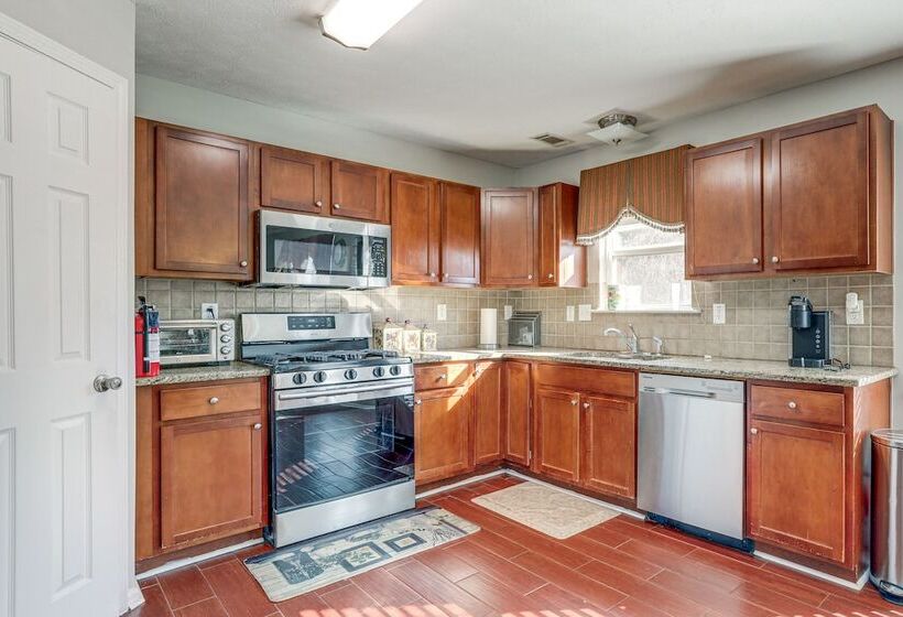 Spacious Snellville Home: 28 Mi To Atlanta!