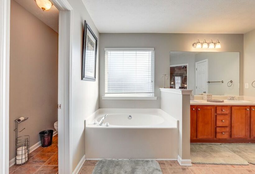 Spacious Snellville Home: 28 Mi To Atlanta!