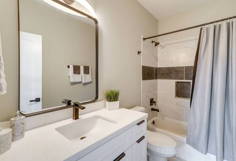 Modern Houston Vacation Rental   6 Mi To Downtown