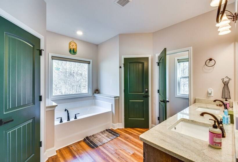 Lake Hartwell Cottage W/ Fire Pit: Near Clemson!