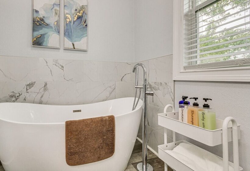 Lovely Pensacola Home W/ Yard < 1 Mi To Downtown!