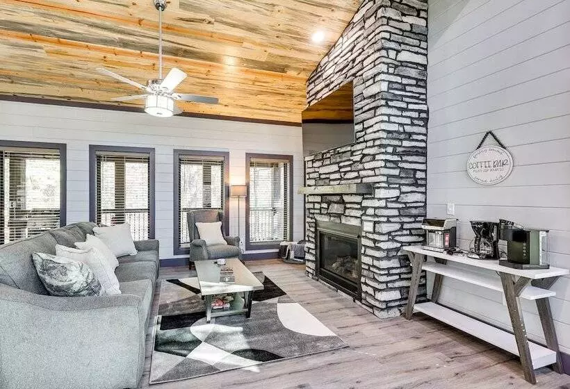 Near New Casino: Broken Bow Cabin W/ Hot Tub