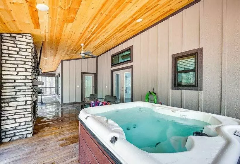 Near New Casino: Broken Bow Cabin W/ Hot Tub