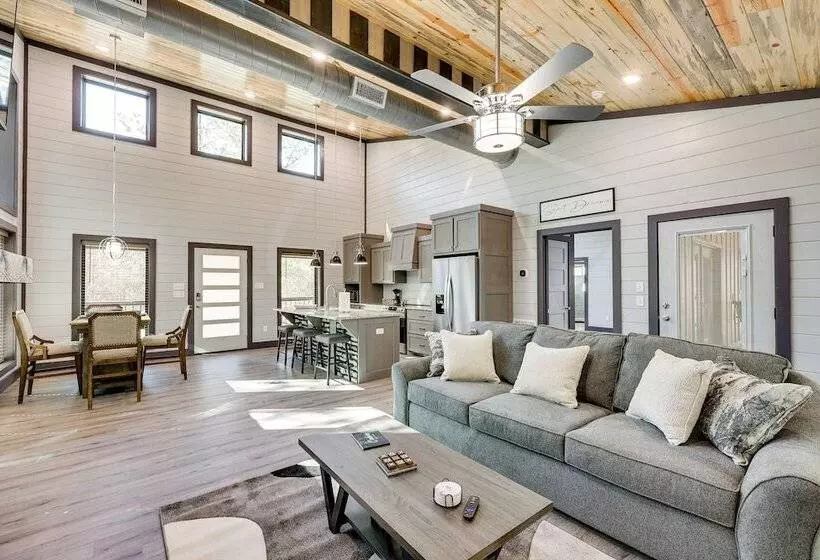 Near New Casino: Broken Bow Cabin W/ Hot Tub