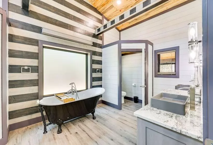 Near New Casino: Broken Bow Cabin W/ Hot Tub