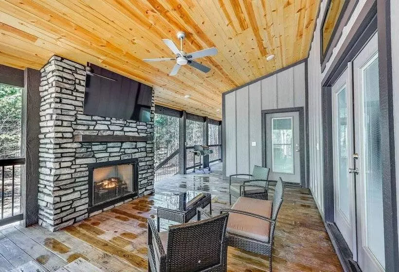 Near New Casino: Broken Bow Cabin W/ Hot Tub