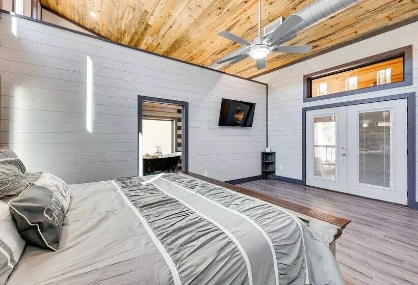 Near New Casino: Broken Bow Cabin W/ Hot Tub