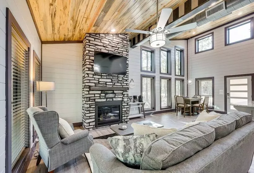 Near New Casino: Broken Bow Cabin W/ Hot Tub