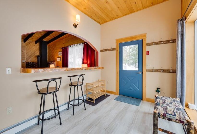 Peaceful Stark Cottage W/ Deck On South Ponds!