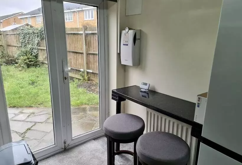 Residenssi Beautiful 2 Bed House In London