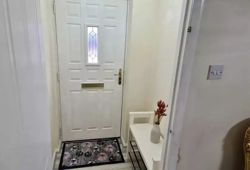 Residenssi Beautiful 2 Bed House In London