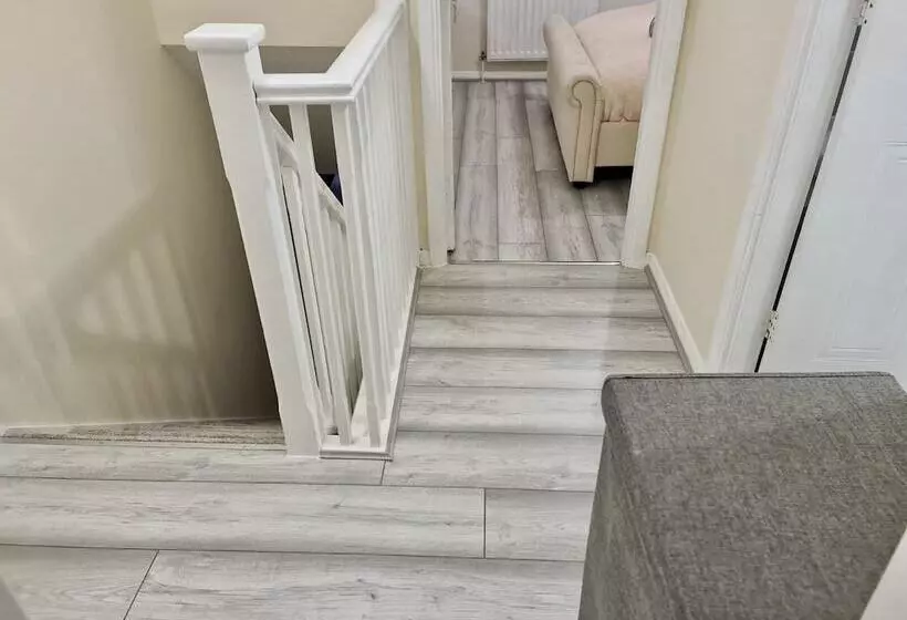 Residenssi Beautiful 2 Bed House In London