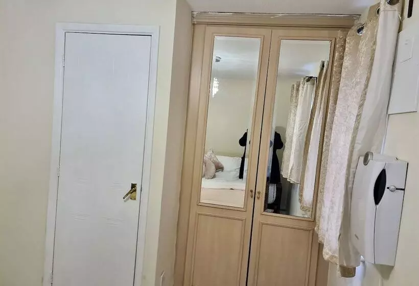 Residenssi Beautiful 2 Bed House In London