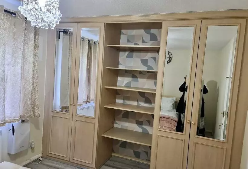 Residenssi Beautiful 2 Bed House In London