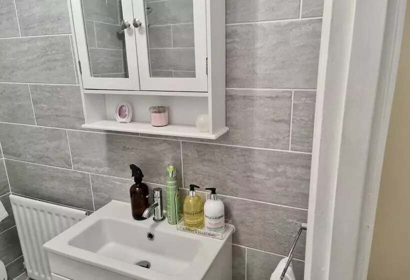 Residenssi Beautiful 2 Bed House In London