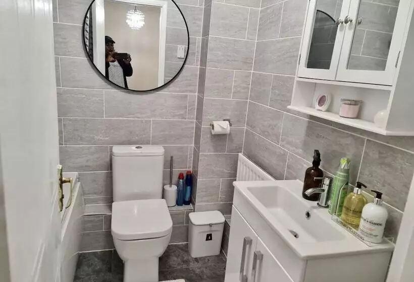 Residenssi Beautiful 2 Bed House In London