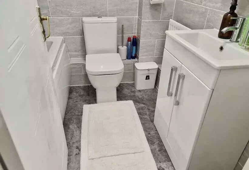 Residenssi Beautiful 2 Bed House In London