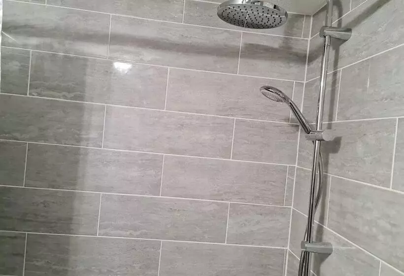 Residenssi Beautiful 2 Bed House In London