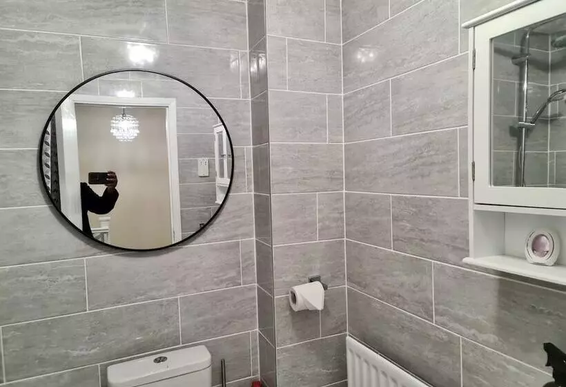 Residenssi Beautiful 2 Bed House In London