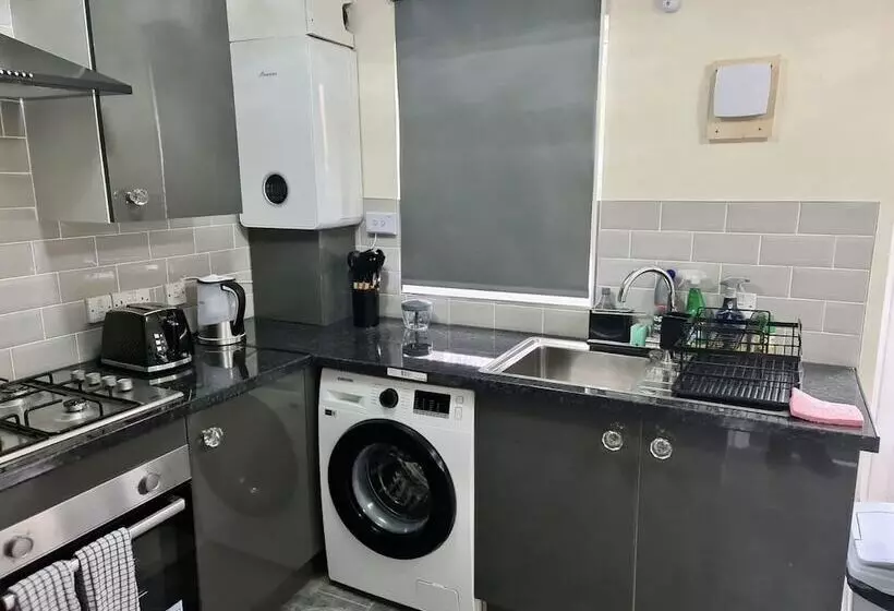 Residenssi Beautiful 2 Bed House In London