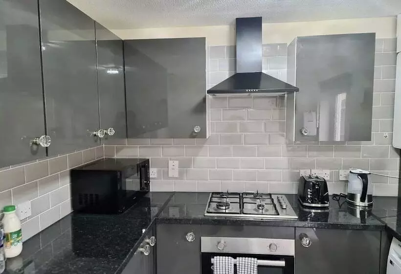 Residenssi Beautiful 2 Bed House In London